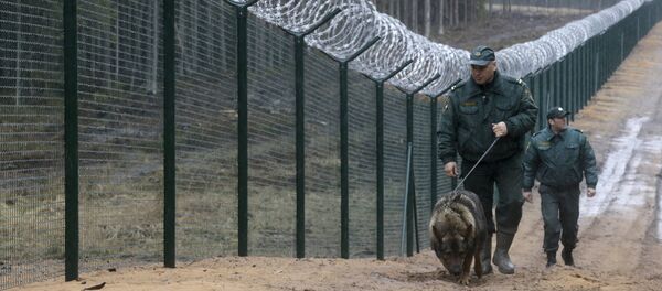 Robežsargi ar suni patrulē robežu. Foto no arhīva Robežsargi ar suni patrulē robežu. Foto no arhīva - Sputnik Latvija