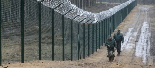 Пограничники с собакой патрулируют границу Латвии и России - Sputnik Latvija