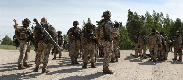 Солдаты НАТО на полигоне Адажи во время учений Солдаты НАТО на полигоне Адажи во время учений - Sputnik Latvija