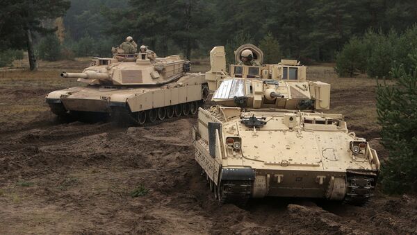 Танки стран НАТО Abrams и Bradley на военном полигоне Адажи - Sputnik Латвия