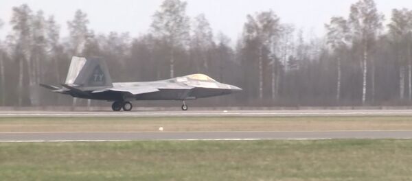 Iznīcinātāju F-22 Raptor ierašanās aviobāzē Lietuvā Iznīcinātāju F-22 Raptor ierašanās aviobāzē Lietuvā - Sputnik Latvija