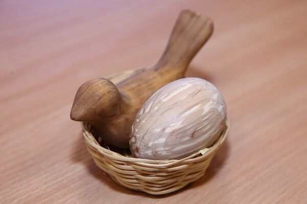 Деревянное пасхальное яйцо Деревянное пасхальное яйцо - Sputnik Латвия