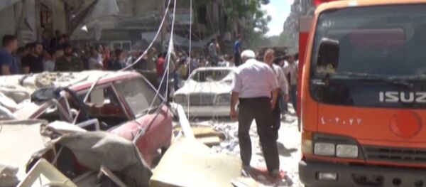 Разрушенные дома и раненые жители - последствия обстрелов боевиками Алеппо Разрушенные дома и раненые жители - последствия обстрелов боевиками Алеппо - Sputnik Latvija