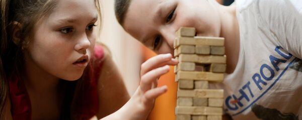 Дети играют в настольные игры Дети играют в настольные игры - Sputnik Latvija