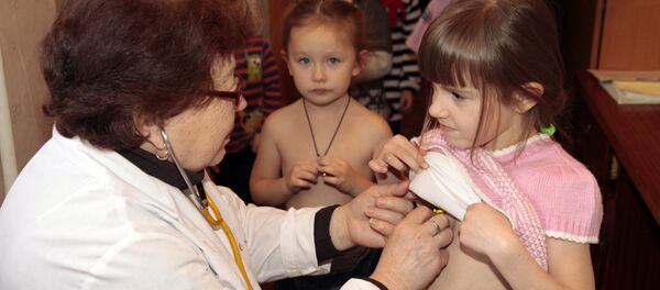 Дети на осмотре у врача - Sputnik Латвия