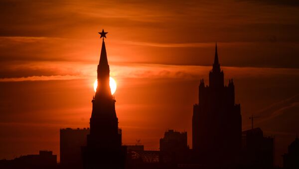 Одна из башен Московского Кремля на закате - Sputnik Латвия
