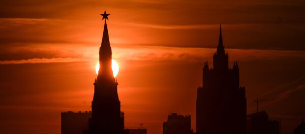 Одна из башен Московского Кремля на закате Одна из башен Московского Кремля на закате - Sputnik Latvija
