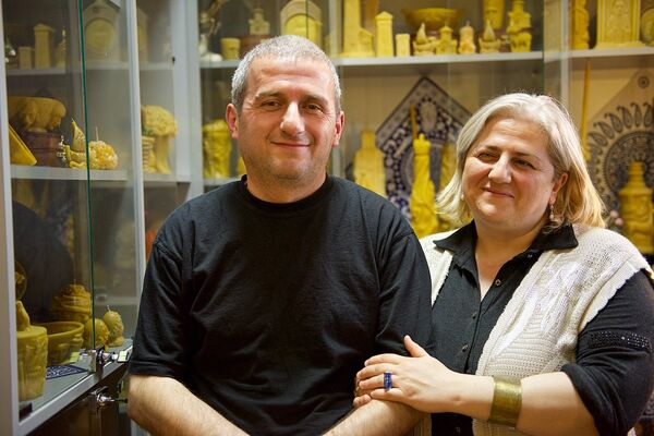 Malhazs un Šorena Eremašvili, vaska meistari. No katra pārdotā darba viņi pārskaita ziedojumus pareizticīgo baznīcas celšanai Mahata kalnā Tbilisi. - Sputnik Latvija