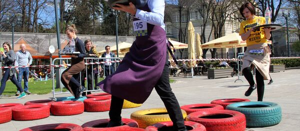 Забег официантов - Sputnik Латвия