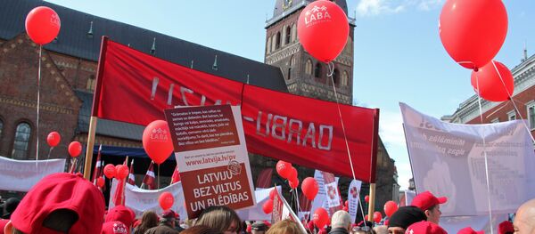 Митинг профсоюзов на Домской площади Митинг профсоюзов на Домской площади - Sputnik Latvija