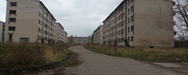 Жилые корпуса на улицах военного городка в Скрунде Жилые корпуса на улицах военного городка в Скрунде - Sputnik Latvija