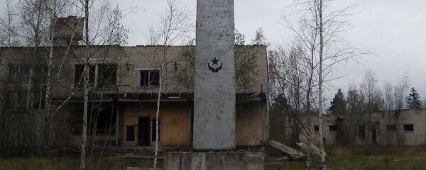 Стела у входа в офицерский клуб в Скрунде - Sputnik Латвия