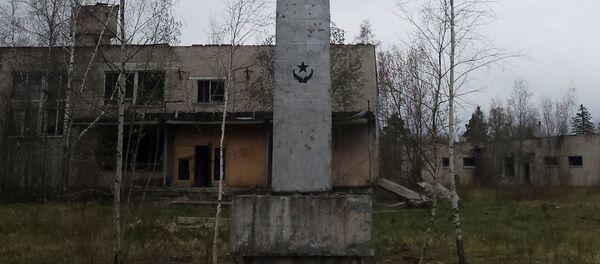 Стела у входа в офицерский клуб в Скрунде - Sputnik Латвия