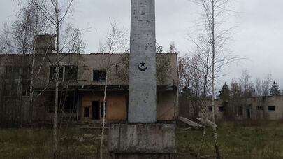 Стела у входа в офицерский клуб в Скрунде