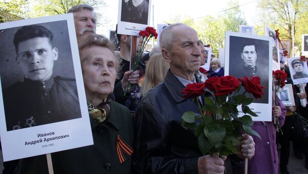 Участники акции Бессмертный полк в Риге - Sputnik Latvija