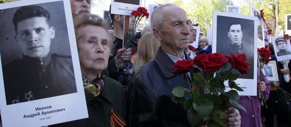 Участники акции Бессмертный полк в Риге Участники акции Бессмертный полк в Риге - Sputnik Latvija