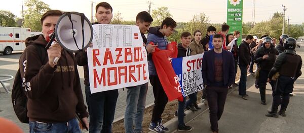 Долой НАТО – молдаване заблокировали колонну военной техники США под Кишиневом - Sputnik Латвия