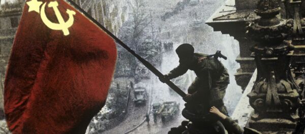 Uzvaras karogs pie Reihstāga ēkas Berlīnē 1945. gada 1. maijā. Uzvaras karogs pie Reihstāga ēkas Berlīnē 1945. gada 1. maijā. - Sputnik Latvija