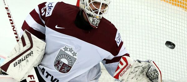 Вратарь сборной Латвии по хоккею Эдгарс Масальскис. Архивное фото Вратарь сборной Латвии по хоккею Эдгарс Масальскис. Архивное фото - Sputnik Латвия