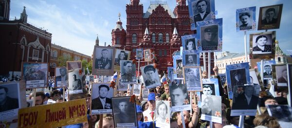Шествие Региональной патриотической общественной организации Бессмертный полк Москва по Красной площади Шествие Региональной патриотической общественной организации Бессмертный полк Москва по Красной площади - Sputnik Latvija