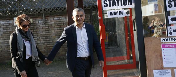 Садик Хан со своей женой Саадией Ахмед на юге Лондона - Sputnik Латвия
