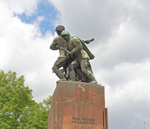 Памятник советским воинам в Варшаве, 2010 год - Sputnik Латвия