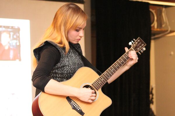 Карина Лучинина читает и поет Карина Лучинина читает и поет - Sputnik Латвия