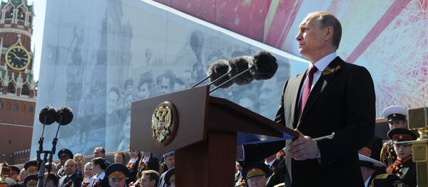 Президент России Владимир Путин на параде в честь победы в Великой Отечественной войне - Sputnik Латвия