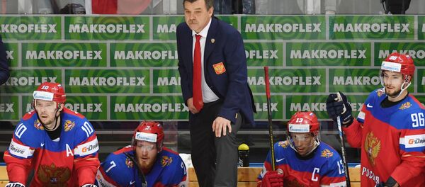 Главный тренер сборной России по хоккею Олег Знарок и игроки сборной России в матче группового этапа чемпионата мира по хоккею между сборными командами Чехии и России Главный тренер сборной России по хоккею Олег Знарок и игроки сборной России в матче группового этапа чемпионата мира по хоккею между сборными командами Чехии и России - Sputnik Латвия