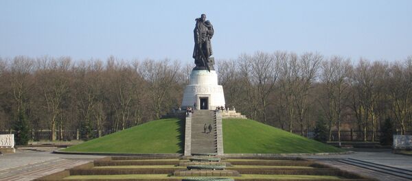 Piemineklis Karavīram atbrīvotājam Treptova parkā Berlīnē Piemineklis Karavīram atbrīvotājam Treptova parkā Berlīnē - Sputnik Latvija