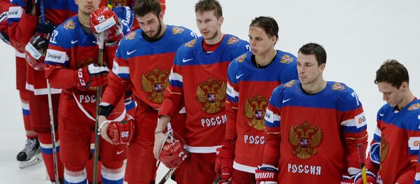 Игроки сборной России после поражения в матче группового этапа чемпионата мира по хоккею между сборными командами Чехии и России Игроки сборной России после поражения в матче группового этапа чемпионата мира по хоккею между сборными командами Чехии и России - Sputnik Латвия
