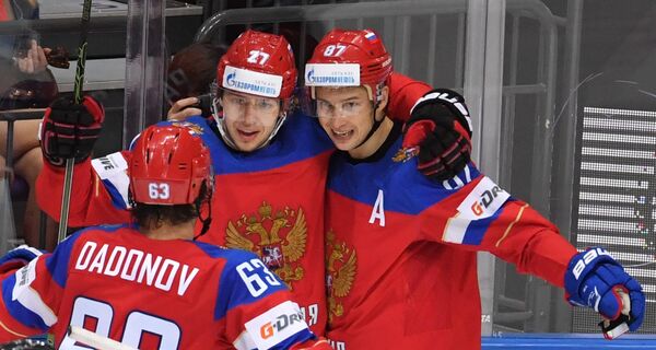 Игроки сборной России Евгений Дадонов, Артемий Панарин и Вадим Шипачев (слева направо) радуются забитому голу в матче группового этапа чемпионата мира по хоккею между сборными командами Латвии и России. Игроки сборной России Евгений Дадонов, Артемий Панарин и Вадим Шипачев (слева направо) радуются забитому голу в матче группового этапа чемпионата мира по хоккею между сборными командами Латвии и России. - Sputnik Латвия