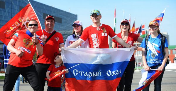 Болельщики сборной России перед началом матча группового этапа чемпионата мира по хоккею между сборными командами Латвии и России. Болельщики сборной России перед началом матча группового этапа чемпионата мира по хоккею между сборными командами Латвии и России. - Sputnik Латвия
