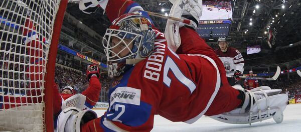 Вратарь сборной России Сергей Бобровский в матче группового этапа чемпионата мира по хоккею между сборными командами Латвии и России. - Sputnik Латвия