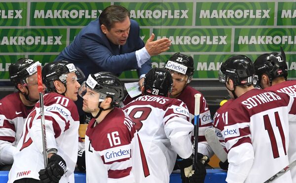 Главный тренер сборной Латвии Леонид Береснев во время матча группового этапа чемпионата мира по хоккею между сборными командами Латвии и России. Главный тренер сборной Латвии Леонид Береснев во время матча группового этапа чемпионата мира по хоккею между сборными командами Латвии и России. - Sputnik Латвия