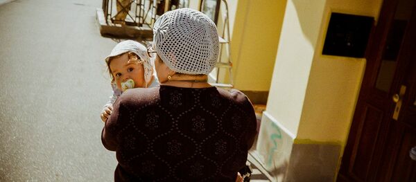 Ребенок на руках у женщины Ребенок на руках у женщины - Sputnik Latvija