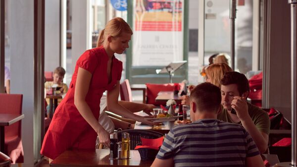Официантка в кафе - Sputnik Латвия