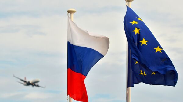 Флаги России, ЕС, Франции и герб Ниццы на набережной Ниццы - Sputnik Латвия