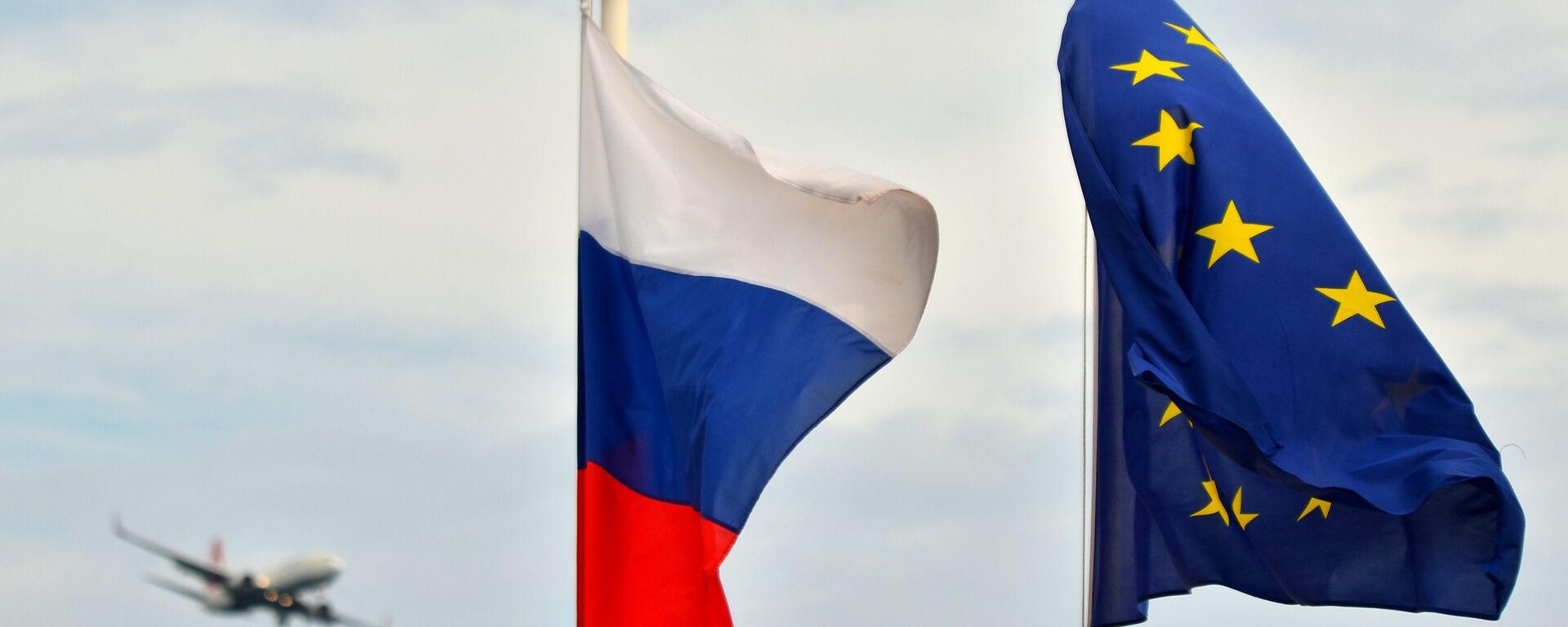 Флаги России, ЕС, Франции и герб Ниццы на набережной Ниццы - Sputnik Латвия, 1920, 01.04.2016