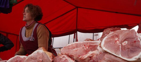 Продавец мяса на рынке Продавец мяса на рынке - Sputnik Latvija