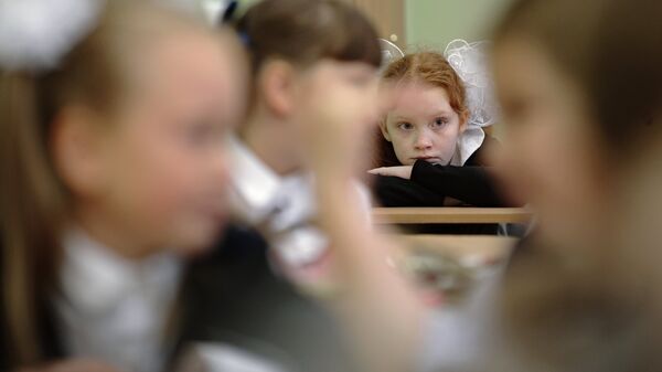 Ученица в средней общеобразовательной школе - Sputnik Латвия