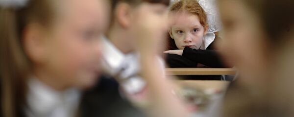 Ученица в средней общеобразовательной школе - Sputnik Latvija