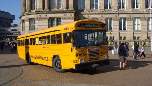 Школьный автобус возле здания школы в Великобритании. - Sputnik Latvija
