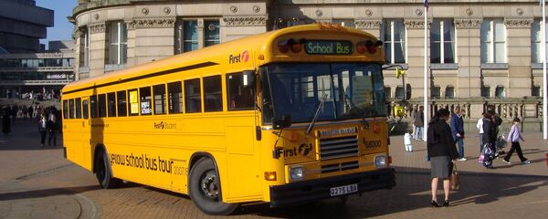 Школьный автобус возле здания школы в Великобритании. - Sputnik Латвия