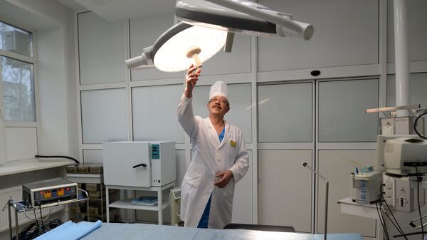 Сотрудник больницы в операционной - Sputnik Латвия