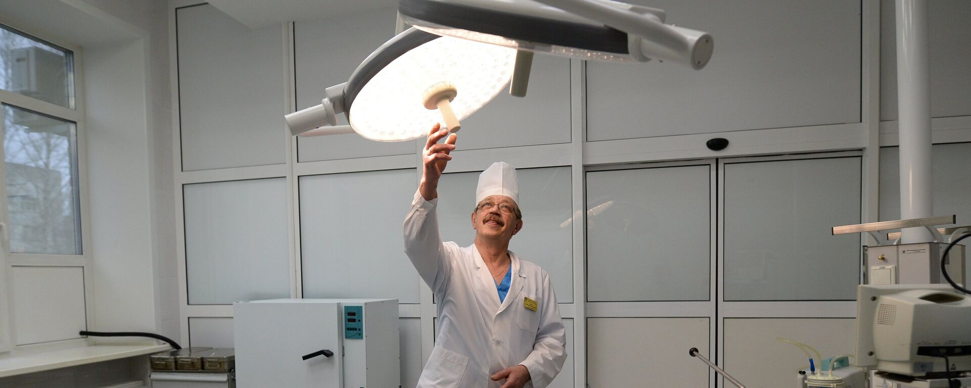 Сотрудник больницы в операционной - Sputnik Латвия, 1920, 16.11.2025