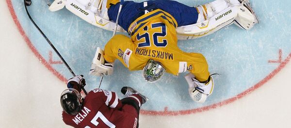 Вратарь сборной Швеции Якоб Маркстрём и игрок сборной Латвии Гинтс Мейя Вратарь сборной Швеции Якоб Маркстрём и игрок сборной Латвии Гинтс Мейя - Sputnik Латвия