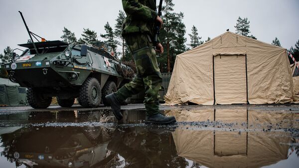 Солдат ВС Швеции возле Patria XA-360 AMV - Sputnik Латвия