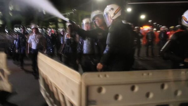 Бразильские полицейские газом разгоняли сторонников Роуссефф у здания сената - Sputnik Latvija