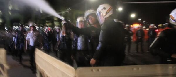 Бразильские полицейские газом разгоняли сторонников Роуссефф у здания сената Бразильские полицейские газом разгоняли сторонников Роуссефф у здания сената - Sputnik Латвия